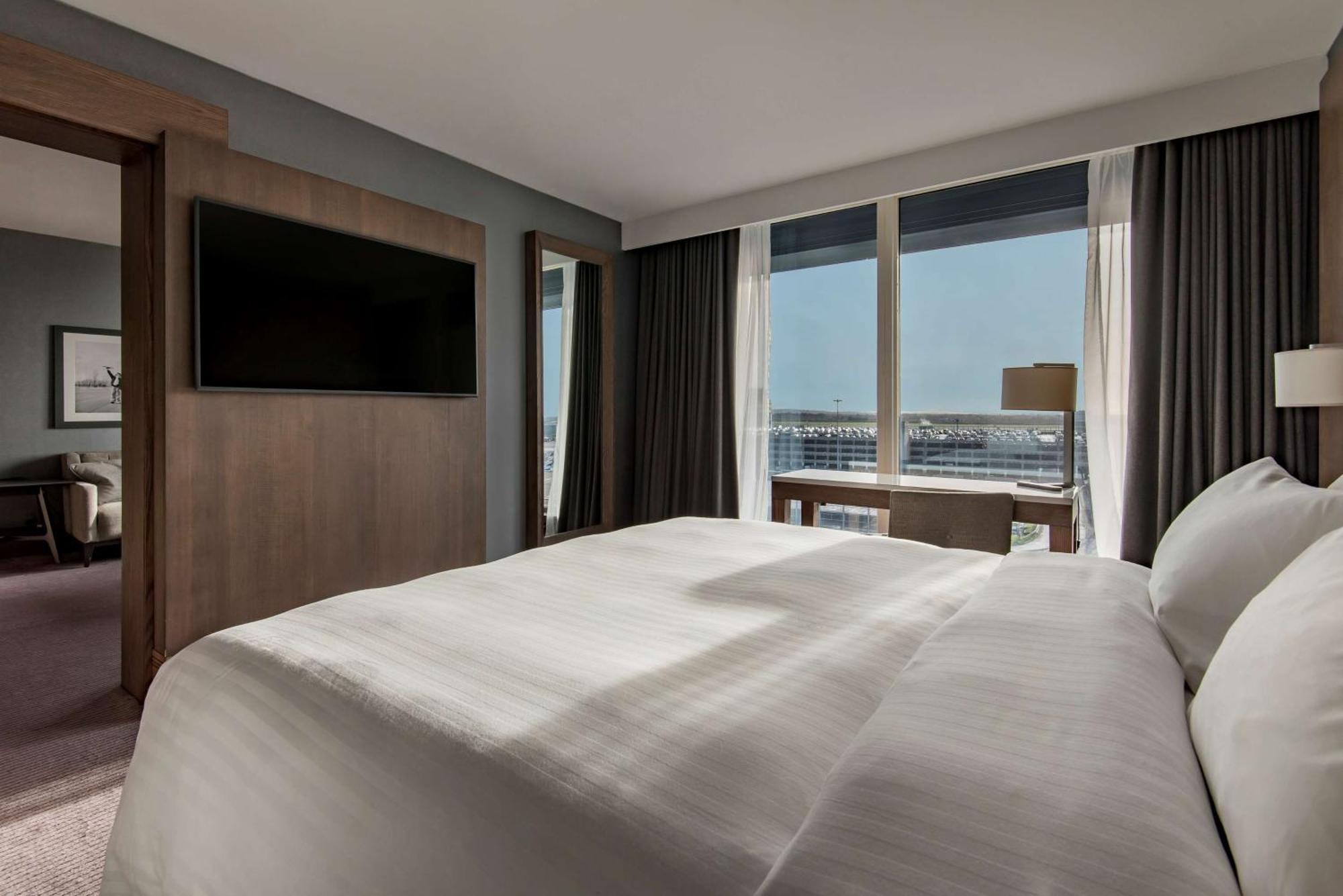 Suite with Runway View,1208691733:JPEG